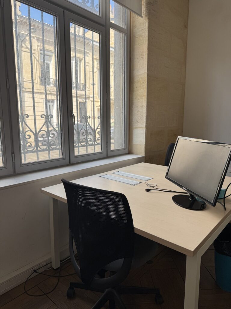 Bureau nomade équipé avec vue sur rue, coworking WorkingPlace à Bordeaux