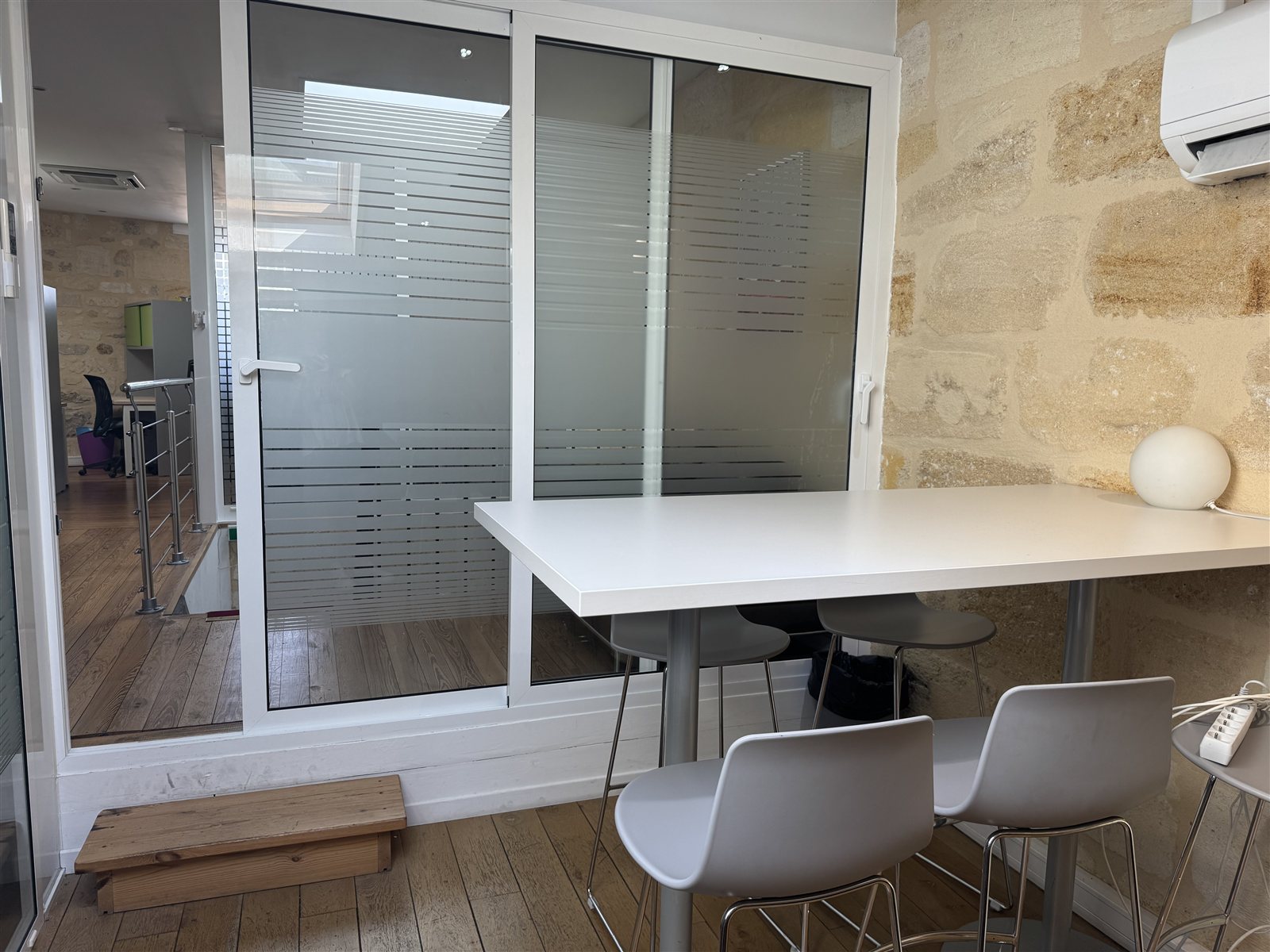 Salle de réunion vitrée avec mange-debout