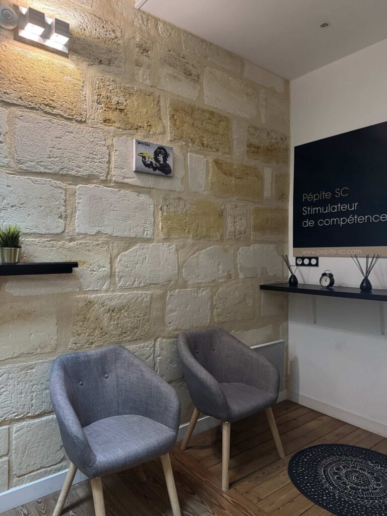 Espace d'accueil et mur en pierre du coworking WorkingPlace à Bordeaux