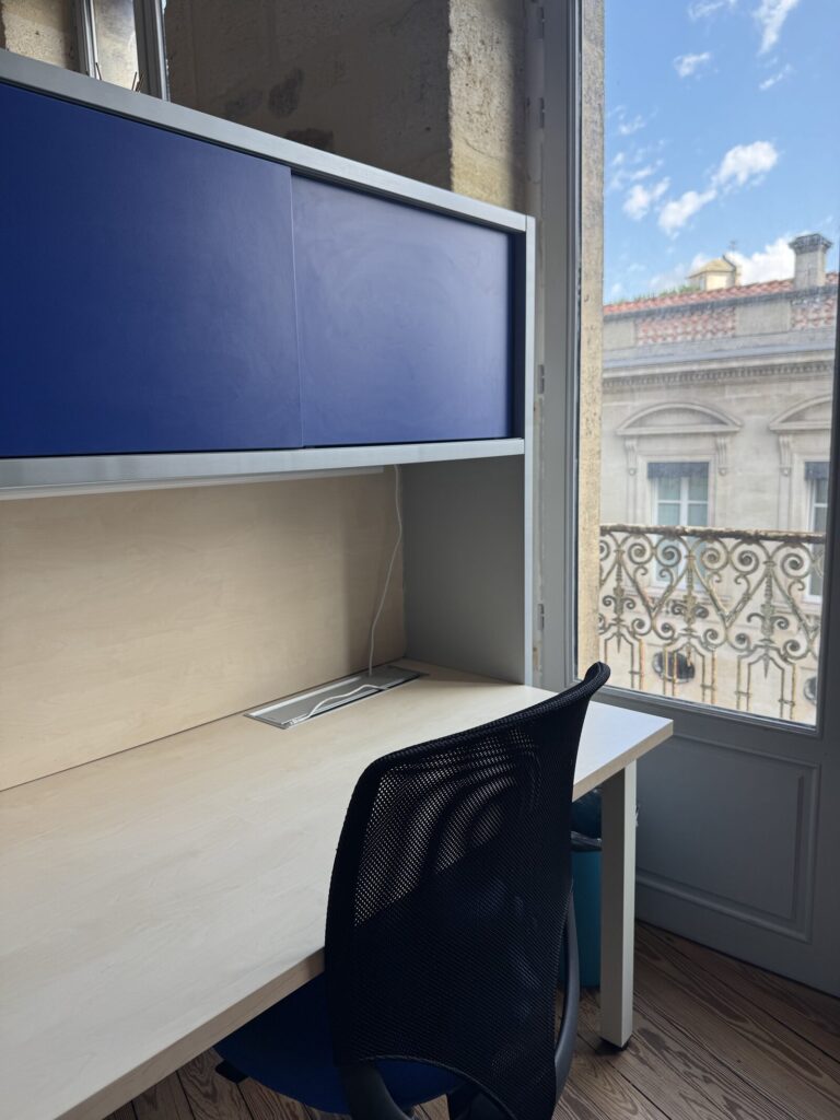 Bureau avec fenêtre à ferronnerie, coworking WorkingPlace à Bordeaux