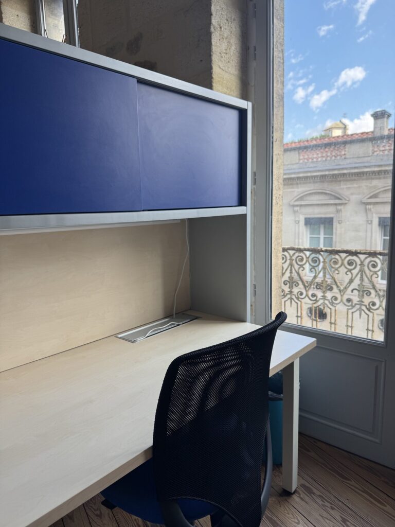 Bureau privatif avec fenêtre à ferronnerie, coworking WorkingPlace à Bordeaux