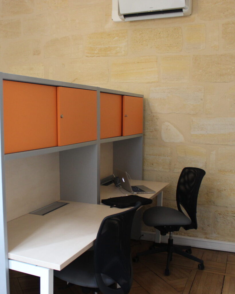 Bureaux équipés avec placards et pierre de taille, coworking WorkingPlace à Bordeaux
