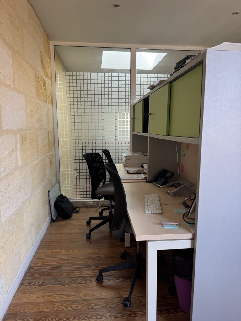 Bureaux partagés occupés, cloison vitrée et mur en pierre, coworking WorkingPlace à Bordeaux