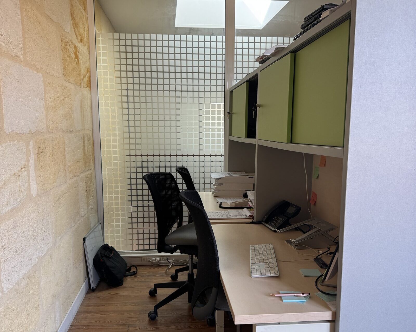 Postes de travail alignés en open space, coworking WorkingPlace à Bordeaux