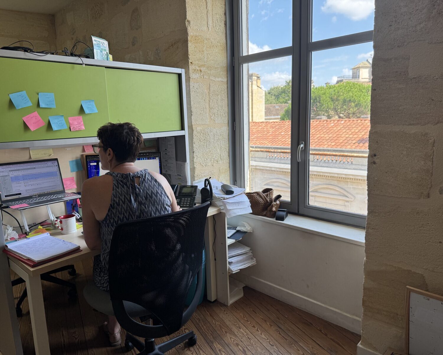 Espace de travail lumineux avec vue sur Bordeaux, coworking WorkingPlace