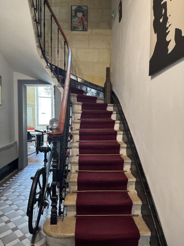 Escalier d'entrée en pierre du coworking WorkingPlace à Bordeaux