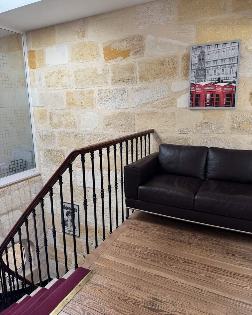 Espace détente avec canapé, coworking WorkingPlace à Bordeaux
