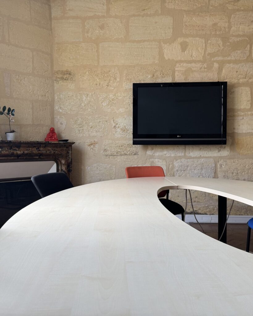 Salle de réunion avec cheminée en marbre, coworking WorkingPlace à Bordeaux
